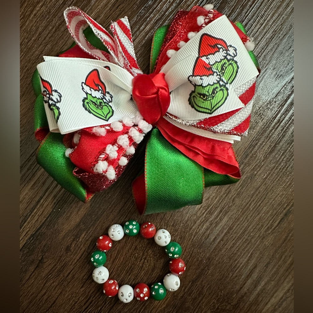 Girls Grinch Bracelet Bow Set